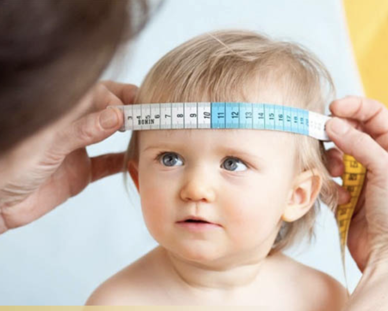 Маленькая окружность головы. Измерение окружности головы. Измерение головы ребенка. Измерение окружности головы новорожденного. Измерение обхвата головы ребенка.