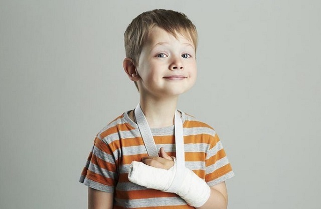 Как носить руку ребенку при переломе