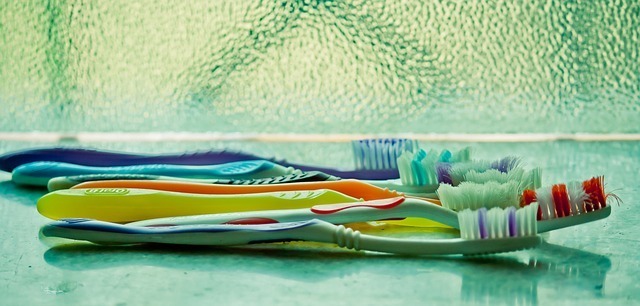 content toothbrush 390870 640